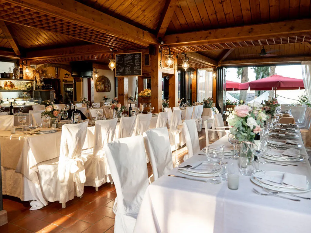 Sala con tavoli e sedie apparecchiati per la festa
