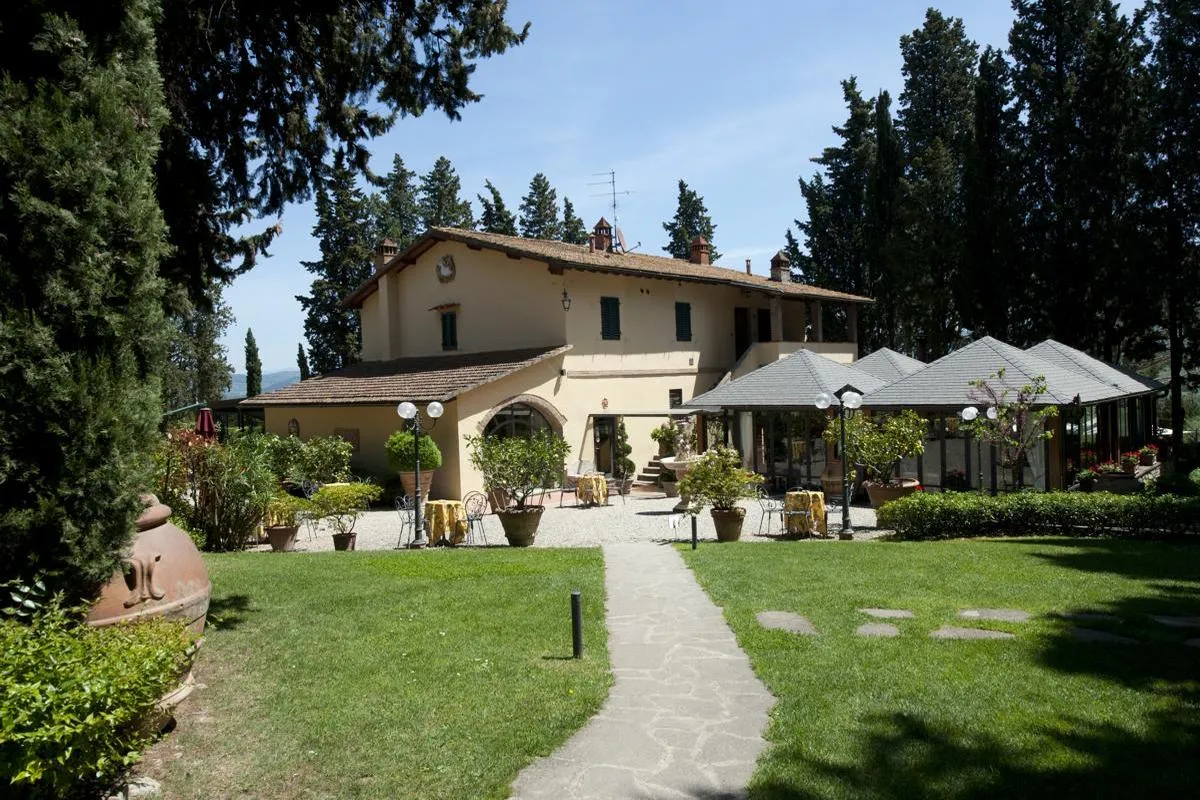  Il casolare del Vecchio Borgo di Inalbi visto dal prato, con la veranda e i tavolini in giardino